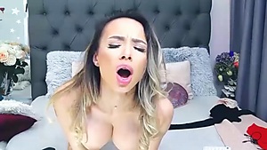 Cam Model Caroline — 8 Must-See Live Highlights